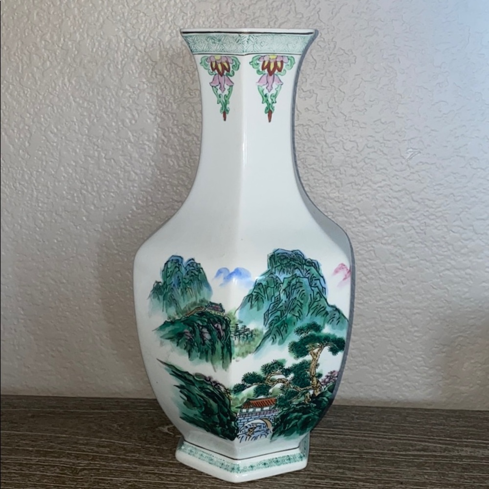 gorgeous porcelain Japanese oriental vase